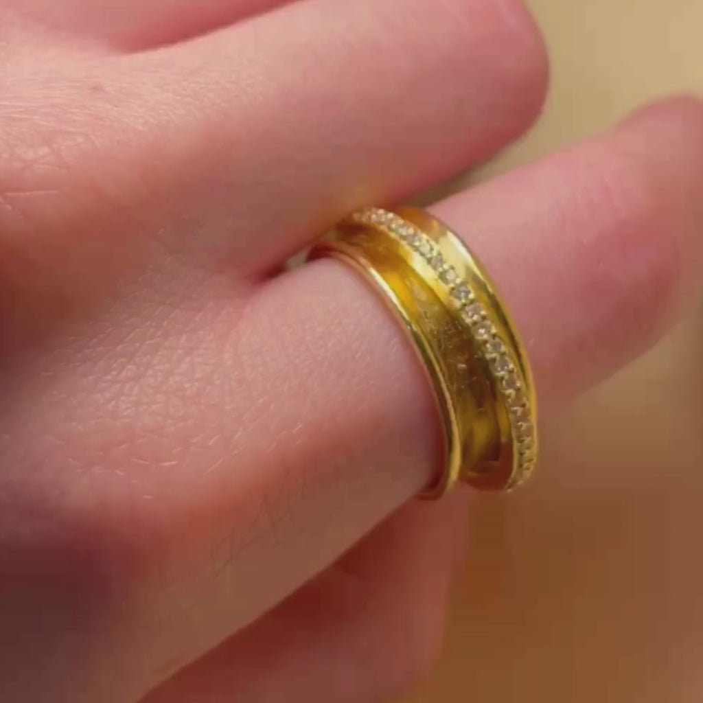 Gold spinning ring